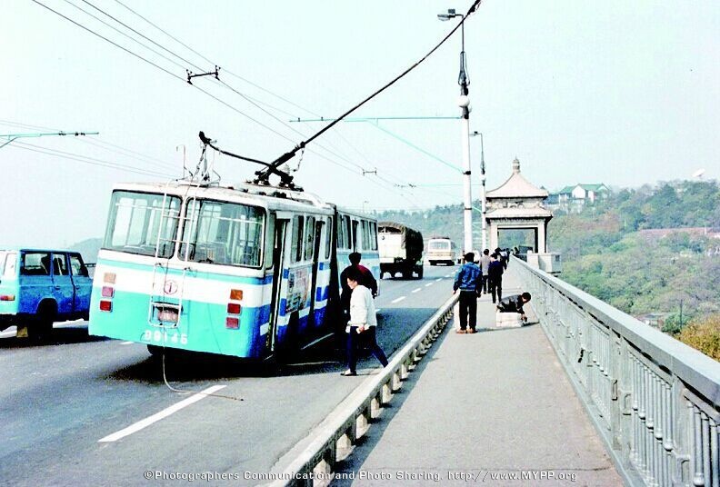 1993年，长江大桥上，“掉辫子”的1路电车