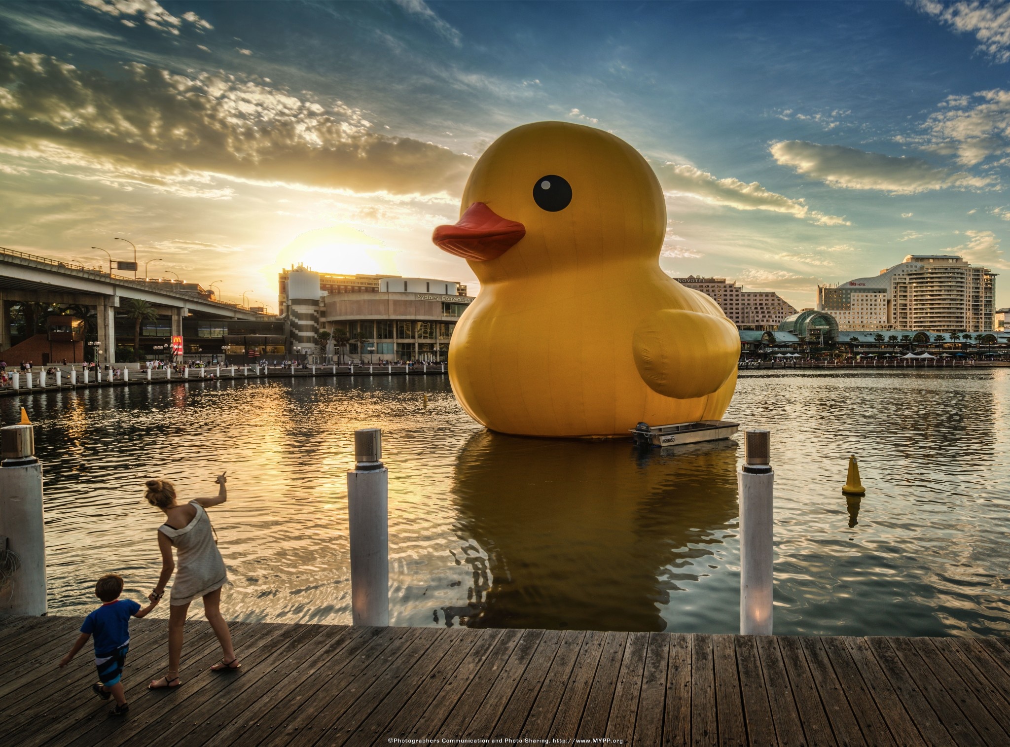 the-giant-rubber-ducky-Australia-sm.jpg
