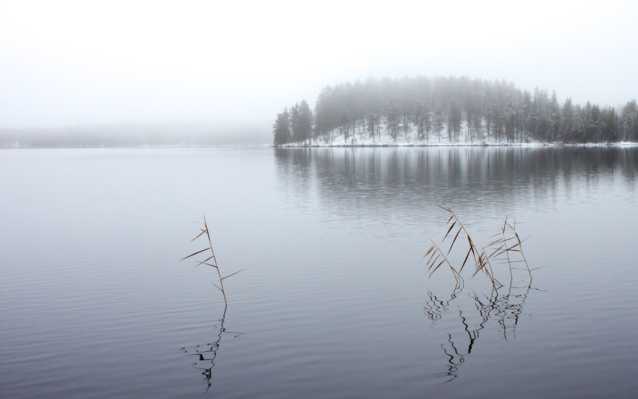 冬季的湖水  快要降雨的时候拍下了这张  作者 Datamakarna.jpg