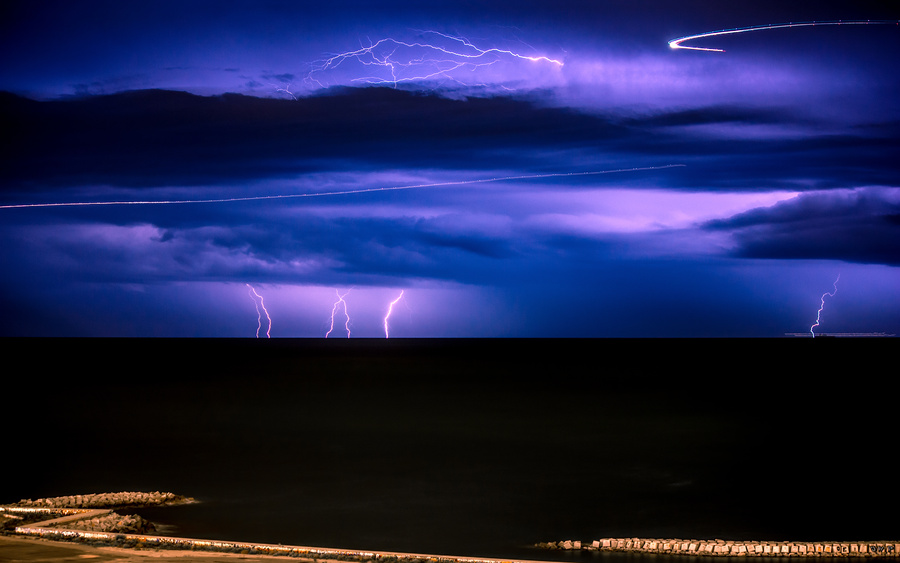 地中海上空的雷暴  摄于巴塞罗那  作者 Blake123.jpg