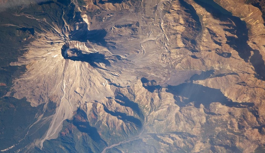 1980年圣海伦斯火山爆发引发北面的山体崩塌，泥土，石头，火山灰滚滚而下。三十年过去.jpg