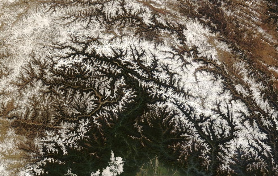 2008年12月中旬，万里无云的天空使得被称为“世界屋脊”的西藏清晰的出现在Terra卫星.jpg