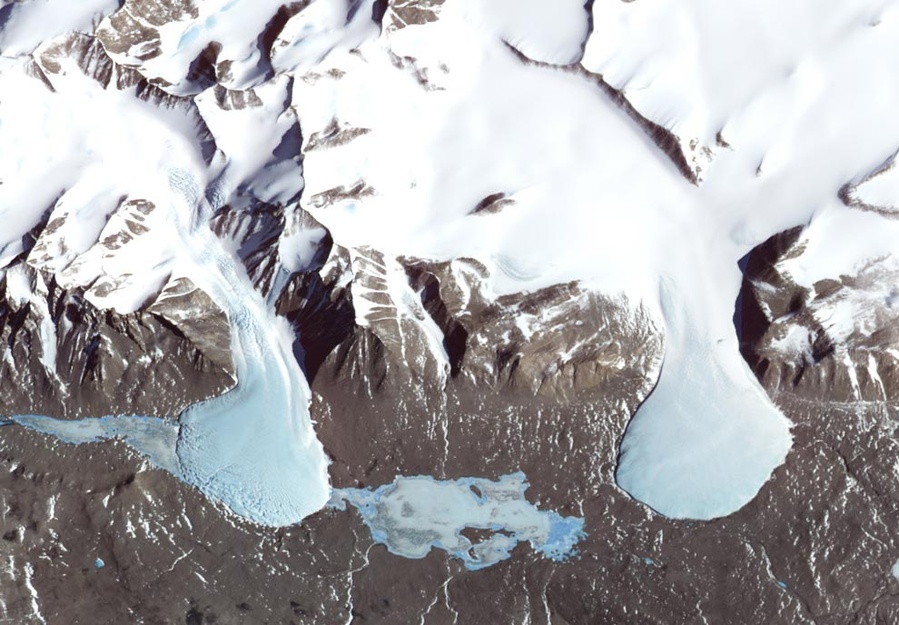 即使是在地球上的冰雪世界也有没有被雪覆盖的地方。在南极洲的罗斯海和东部南极冰盖之.jpg