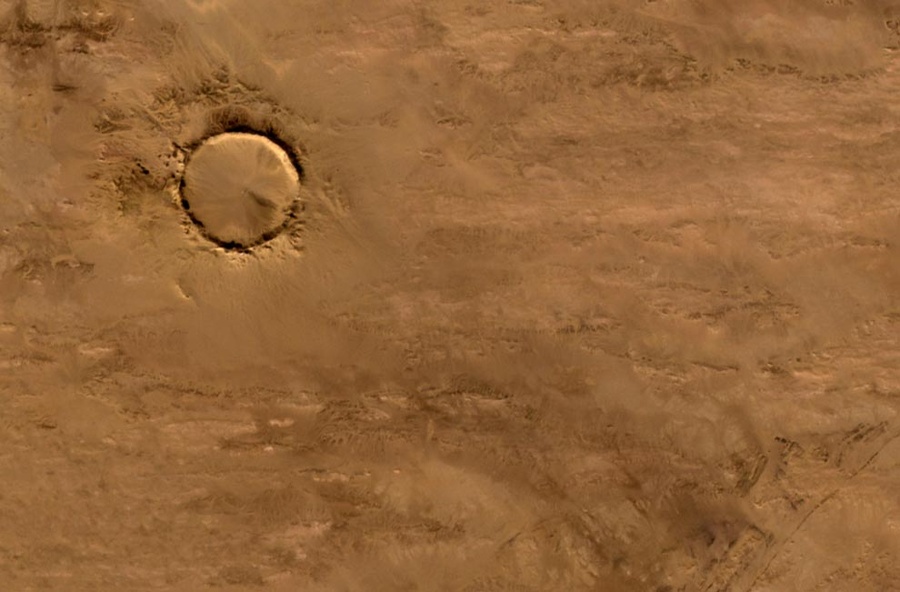 该图是沙哈拉沙漠深处的Tenoumer环形口，它宽1.9公里（1.2英里），缘高100米（330英尺.jpg