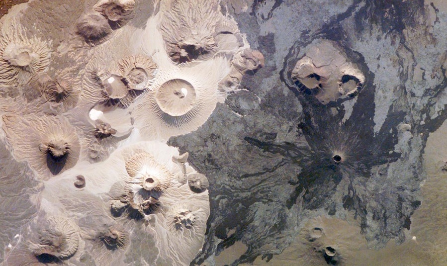 沙特阿拉伯境内的Harrat Khaybar有一大片颇为壮观的火山岩。图中的“山脉”是由流动的.jpg
