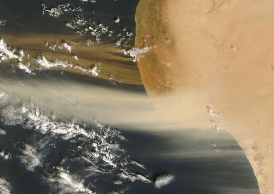这幅图片是由NASA地球卫星的MODIS设备在2007年10月26日拍摄的。双色调的尘土吹向利比.jpg