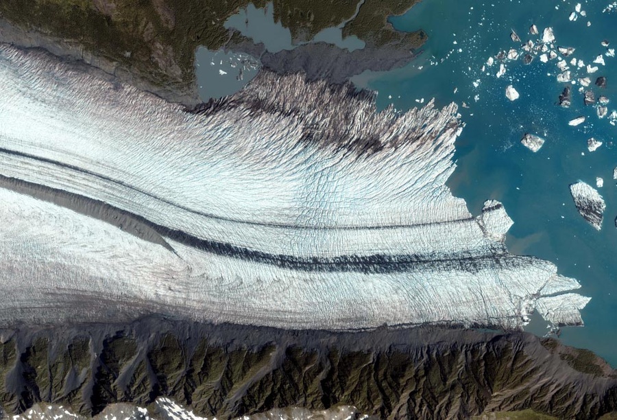 这张图片是阿拉斯加湾里基奈半岛上的熊冰川，由IKONOS卫星于2005年8月8日拍摄。这张照.jpg