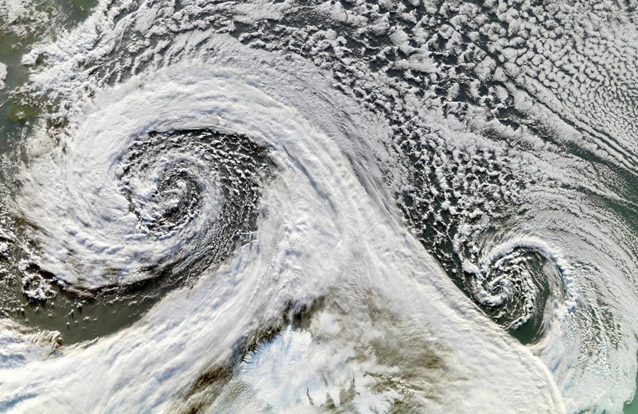 这张图是由Terra卫星携带的MODIS于2006年11月20拍摄的，它是在冰岛南部相继前后形成的.jpg