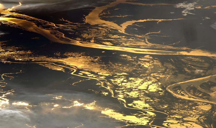 逐渐落下的夕阳照耀着亚马逊河及周围众多的湖泊。这幅图片拍摄于2008年8月19日，囊括.jpg