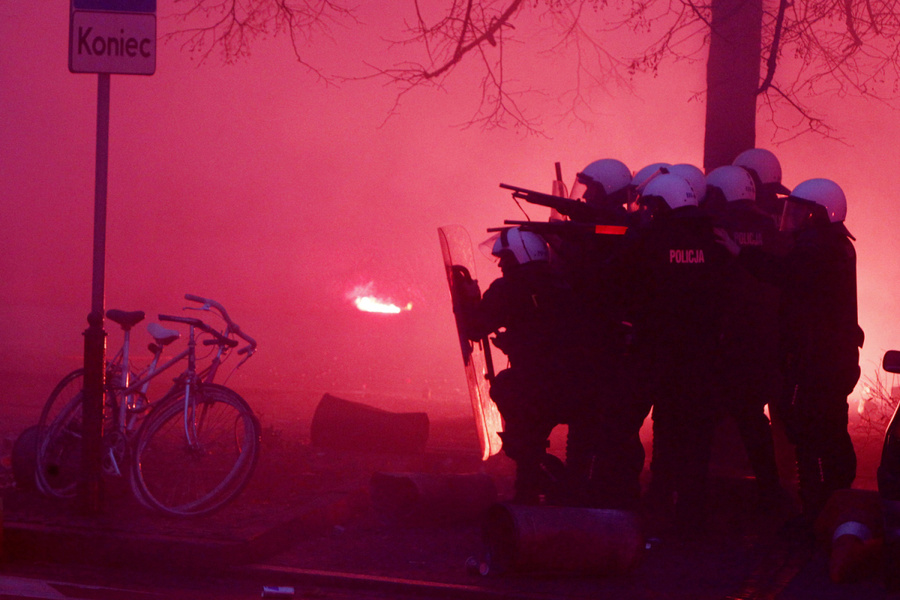 2012年11月05日，波兰，华沙，警察在独立日游行的冲突中戒备。Czarek Sokolowski—AP..jpg