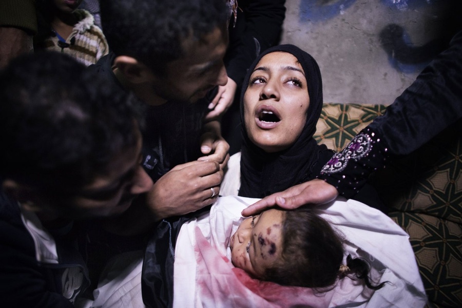 10个月大的巴勒斯坦女孩Hanen Tafesh在以色列空袭中死亡，在加沙举办的葬礼上，她的妈.jpg