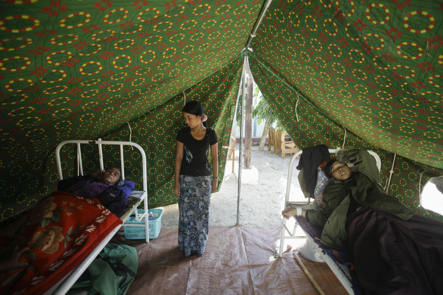 2012年11月05日，缅甸的 Thabeik Kyin 乡，伤者在受到破坏的医院外面接受治疗。Soe Ze.jpg
