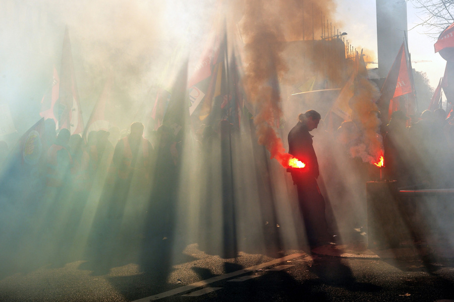 2012年11月05日，法国里尔，一位男子在来自法国和比利时的数以千计的抗议紧缩的人群中.jpg