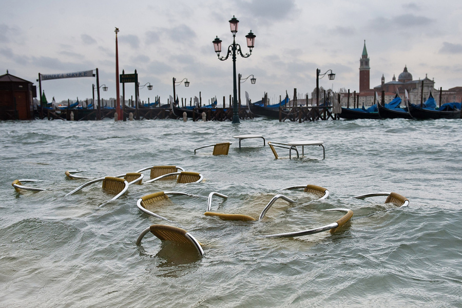 2012年11月05日，罕见高水位的威尼斯，圣马可盆地一瞥。Marco Secchi—Getty Images.j.jpg