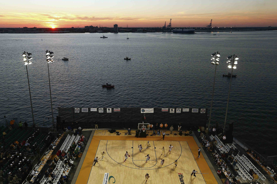 2012年11月05日，美国东海岸，查理斯顿。在约克城号航母上举行的大学篮球比赛上，俄亥.jpg