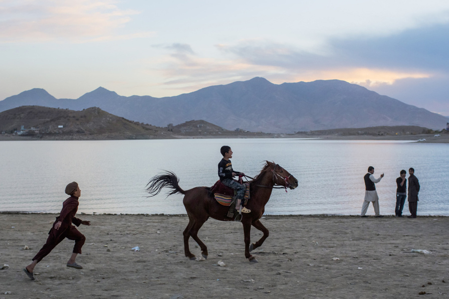2012年11月05日，一个阿富汗男孩追赶他在喀布尔卡尔加湖边骑马的朋友。Daniel Berehul.jpg