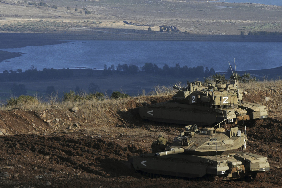 2012年11月05日，以色列坦克驻扎在以色列占领的戈兰高地上，俯视着一座叙利亚村落。vi.jpg