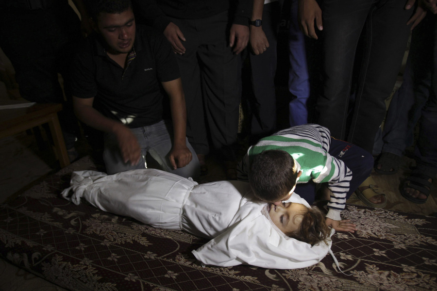 在以色列空袭后，医方宣布巴勒斯坦男孩Walid al-Abadlah死亡。在加沙地带南部的汗尤尼.jpg