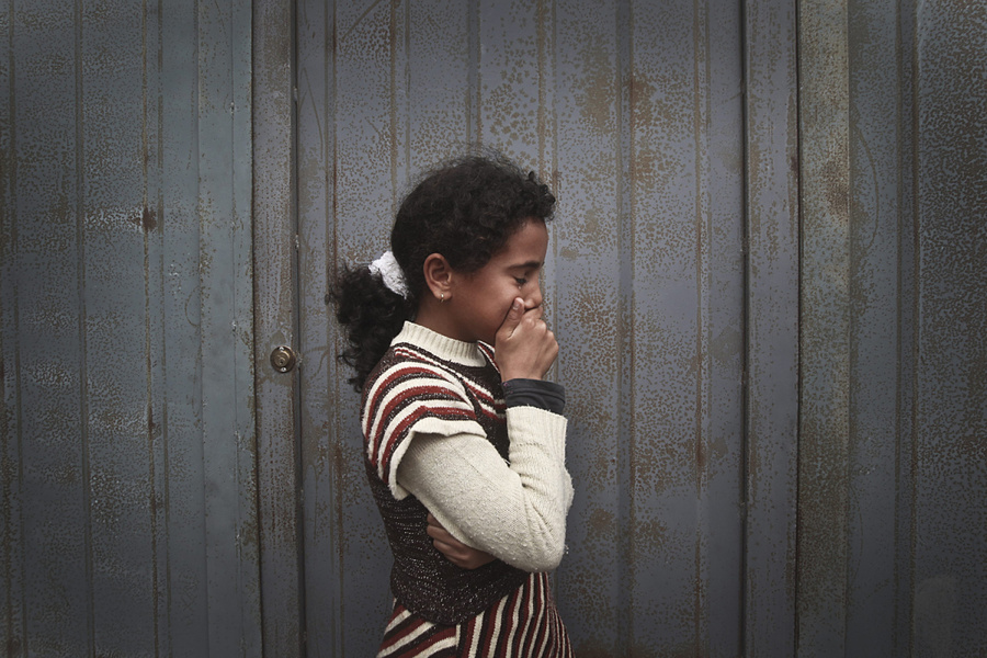 2012年11月9日，南加沙地带Khan Younis，姐姐在其11岁的弟弟Ahmed Abu Dagah葬礼上哭.jpg
