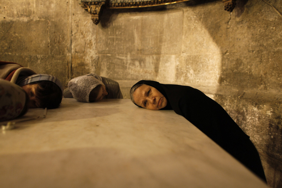 2012年11月05日，在耶路撒冷圣墓教堂中，基督教徒在祷告。Ammar Awad—路透社。.jpg.jpg