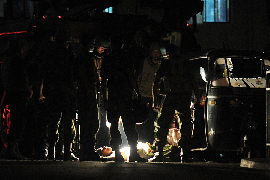 2012年11月9日，斯里兰卡首都科伦坡Welikada监狱一场暴乱之后，一名在炮火中受伤的囚.jpg