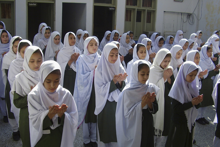 2012年11月10日，巴基斯坦Mingora，巴基斯坦学生在其学校的一场仪式上为15岁的Malala .jpg