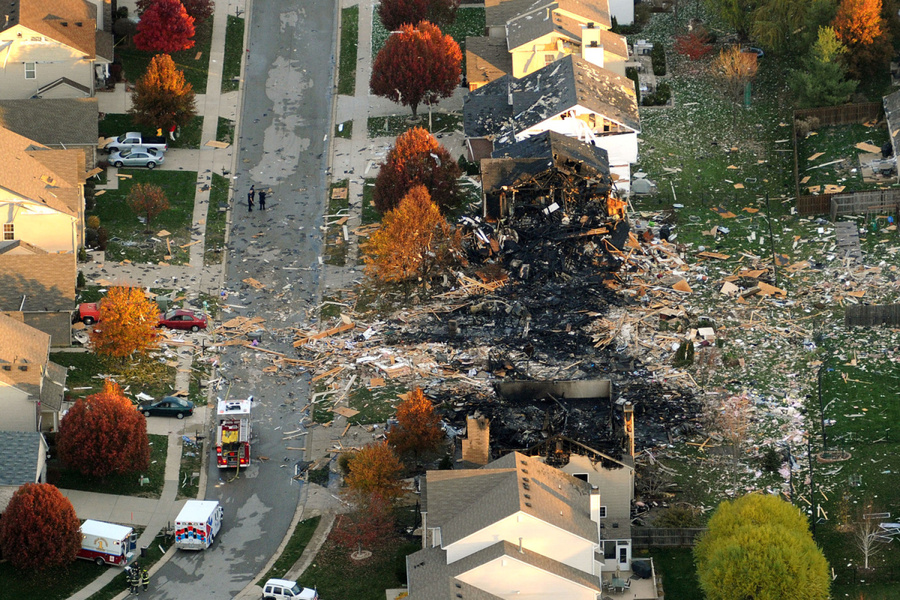 2012年11月11日，印第安纳波利斯，两间房屋被一场巨大的爆炸沦为平地，很多邻近的房屋.jpg