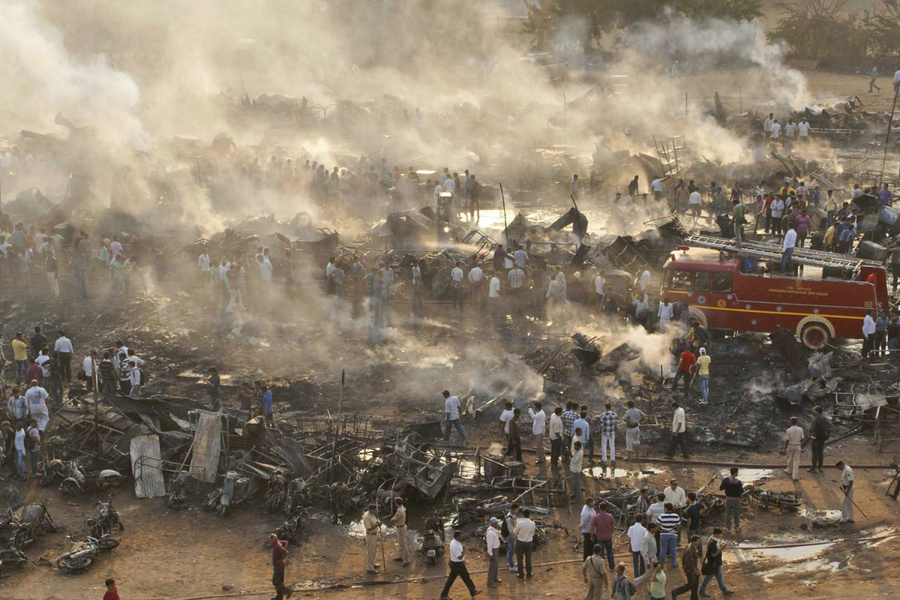 2012年11月10日，印度Vadodara，人们聚集在已经被大火烧毁的一个鞭炮市场。AP.jpg.jpg