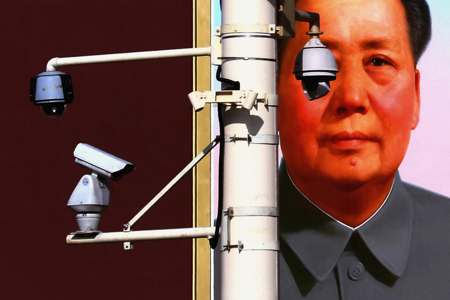 2012年11月11日，北京天安门广场，一幅巨大的中国前领导人毛泽东画像前的柱子上的监控.jpg