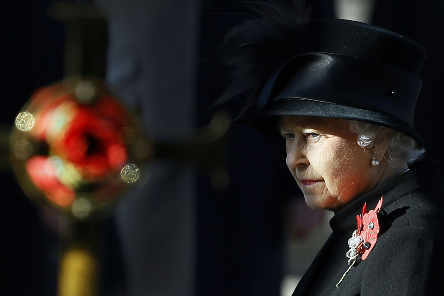 2012年11月11日，在位于伦敦白厅的两次世界大战死难者纪念碑前举行的纪念活动中，英国.jpg