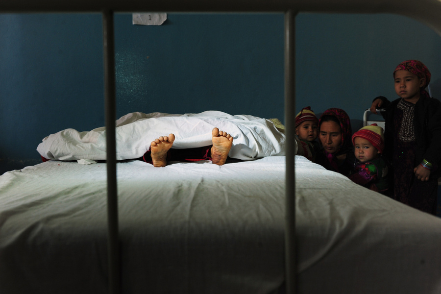 2012年11月12日，阿富汗一名疑似被一22岁男子强奸的5岁小女孩在家人的注视下静静地躺.jpg