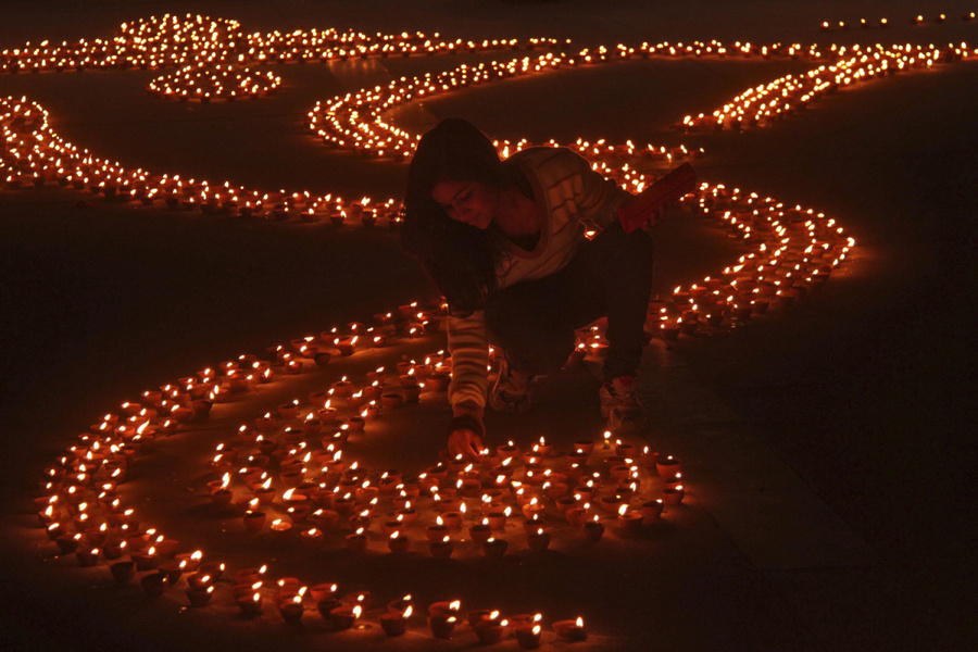 2012年11月12日，在印度北部城市昌迪加尔的排灯节之夜，一个女孩在点亮摆成印度繁荣之.jpg