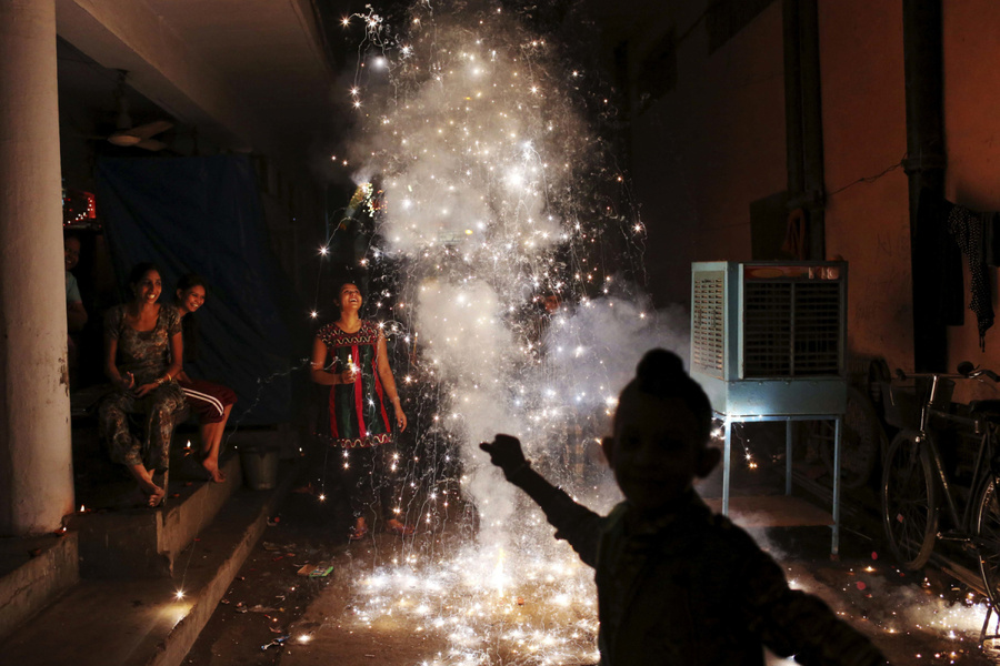 2012年11月13日，排灯节期间，印度新德里一户人家在燃放烟花。Kevin Frayer—AP.jpg.jpg