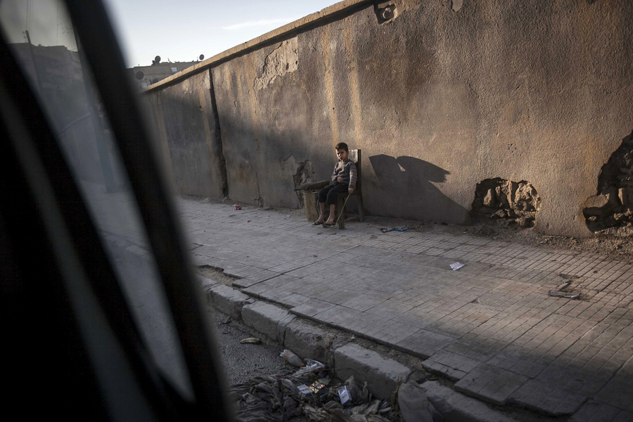2012年11月13日,在叙利亚西北部城市阿勒颇附近的Bab Al-Nayrab，一个叙利亚的小孩坐在.jpg