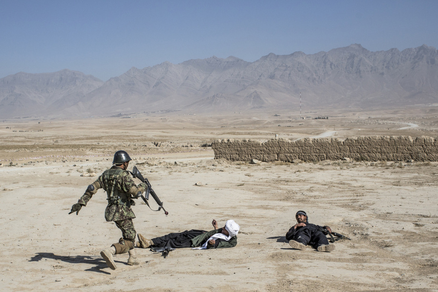 2012年11月13日，在喀布尔军事训练中心的军事演习中，一名阿富汗国民军军校学员在法国.jpg
