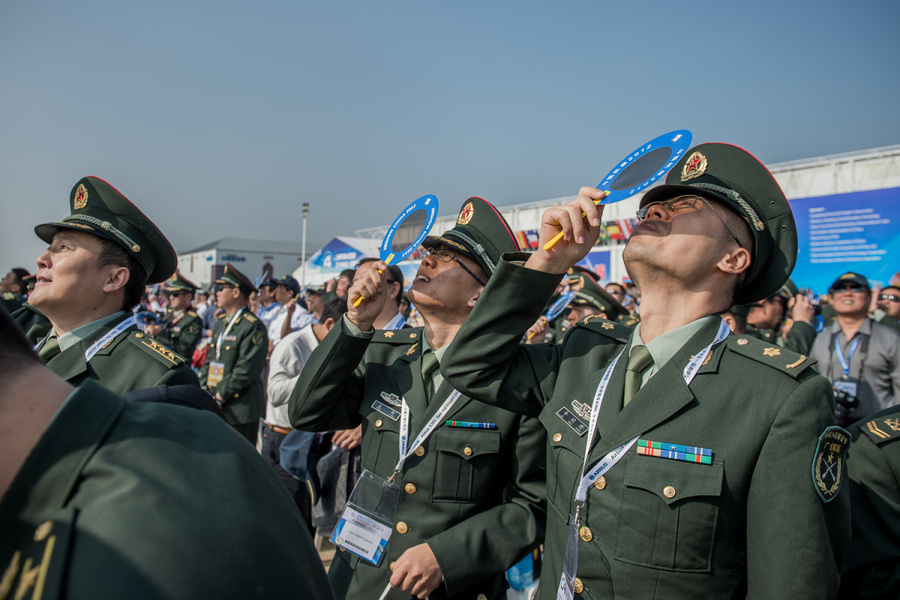 2012年11月13日，中国人民解放军的军官们在珠海观看第九届中国国际航空航天博览会上的.jpg