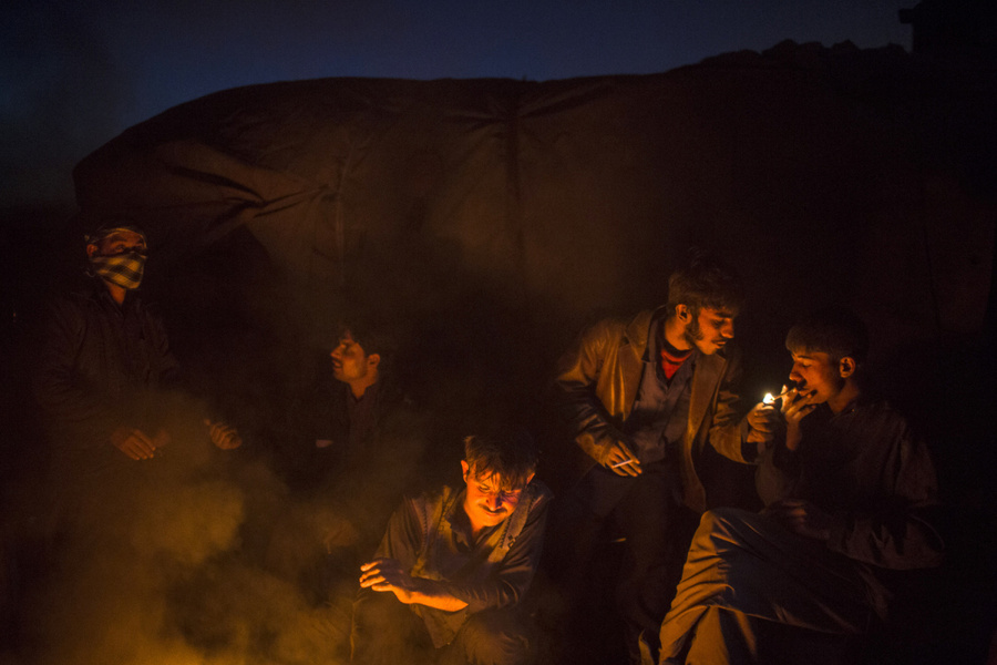 2012年11月14日，阿富汗喀布尔一群男孩在垃圾场捡了一天垃圾后围坐在火堆旁。Daniel B.jpg