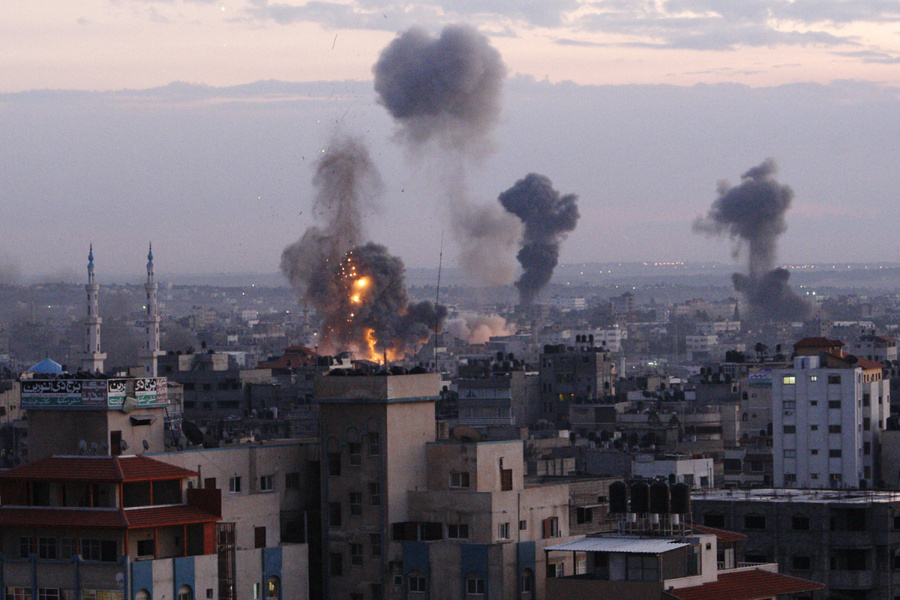 2012年11月14日，加沙城上空飘荡当着以色列空袭后的烟雾。Adel Hana—AP.jpg.jpg