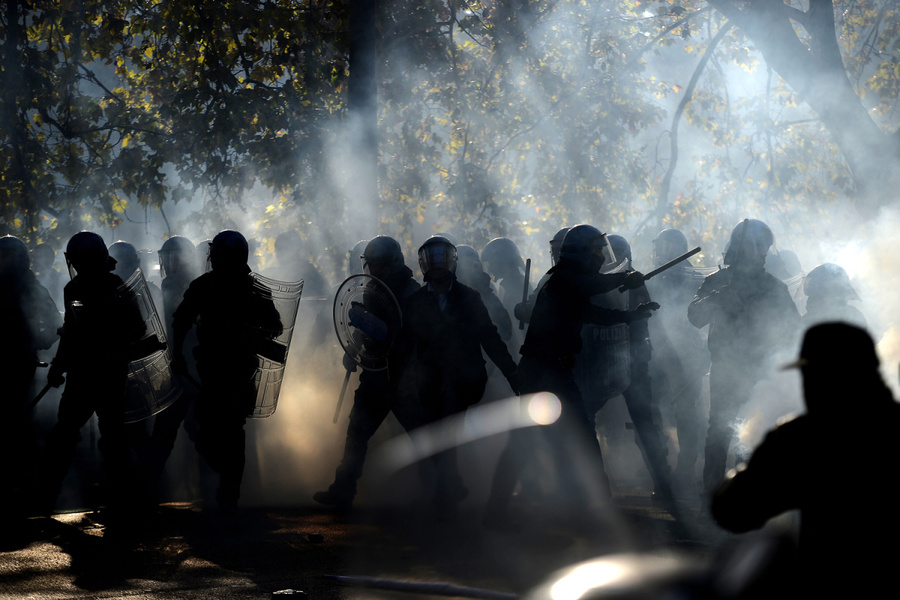 2012年11月14日,罗马，工人示威者为抗议紧缩政策，在一天的示威中与防暴警察发生冲突.jpg