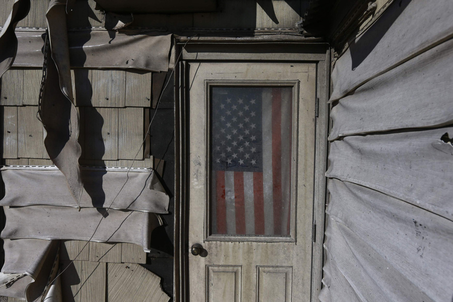 2012年11月14日，纽约皇后区附近Breezy Point，一面美国国旗挂在一幢被毁房子的前门上.jpg