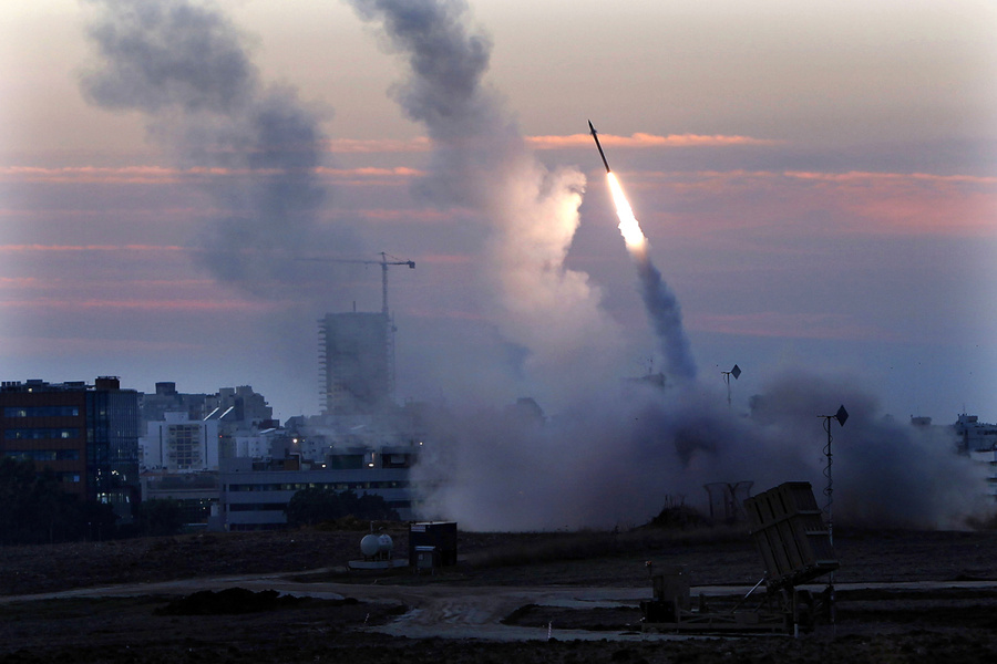 2012年11月14日，铁穹防御系统发射拦截导弹拦截来子加沙港口城市阿什杜德的火箭弹。Ts.jpg