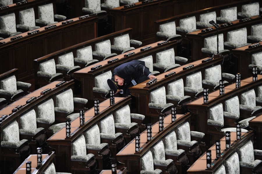 一位保安正在检查东京众议院全体出席会议大厅的坐席。在日本政坛普遍要求削弱民主党势.jpg