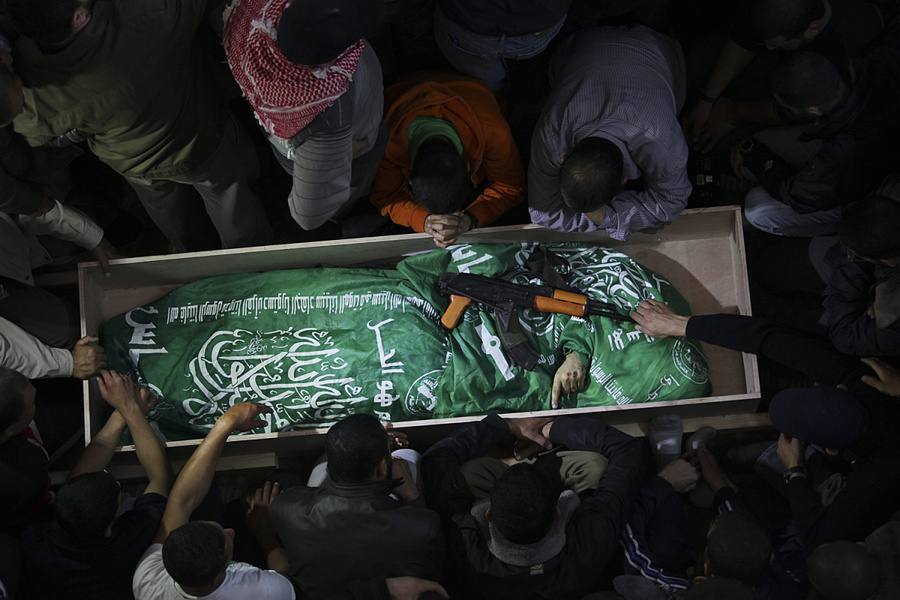 在加沙为哈马斯武装分子Mohammed al-Hams举办的葬礼上，巴勒斯坦人民围在他的尸体周围.jpg