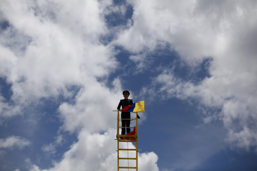 2012年11月9日，在波哥大城的一处军事基地，一名哥伦比亚空军士兵正在参加庆祝哥伦比.jpg